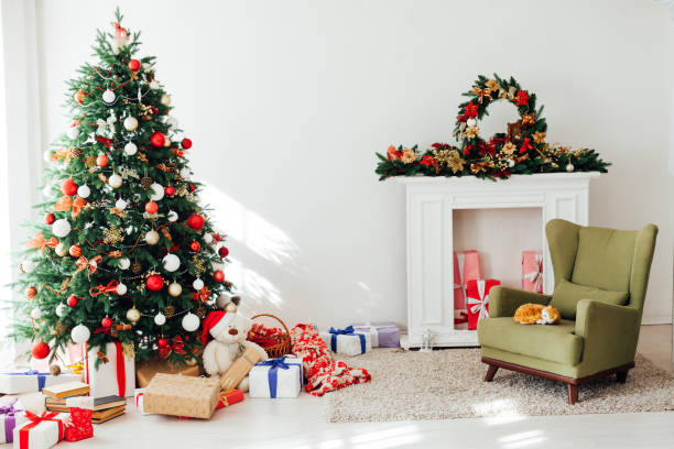 рождественская елка у окна с подарочным декором для новогоднего интерьера праздничной открытки - fashionable party design home decorating стоковые фото и изображения