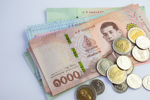 dinero billete tailandés baht sobre fondo blanco, dinero de ahorro y concepto de negocio financiero, copiar el espacio photo