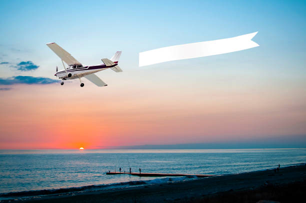 avion avec la bannière - water jet photos et images de collection