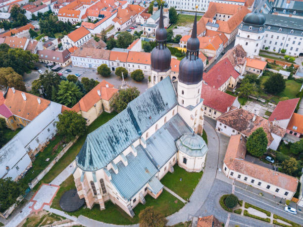 casco antiguo de trnava - trnava fotografías e imágenes de stock