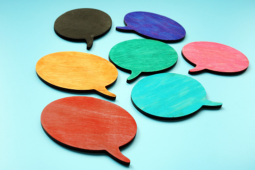 Concepto de lenguaje múltiple, diversidad y comunicación. Burbujas de citas coloridas. photo