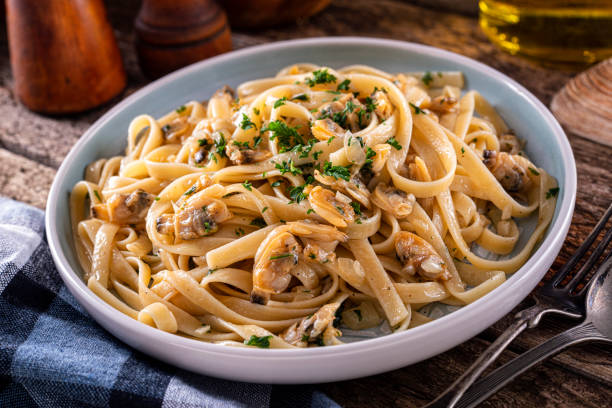 pasta al sugo di vongole - linguini foto e immagini stock