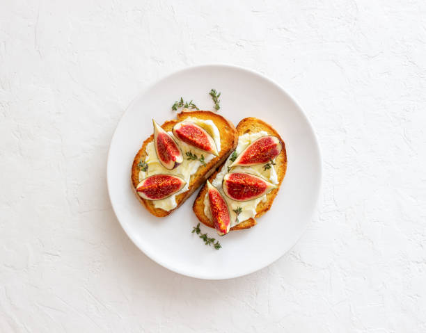 bruschetta mit feigen, honig und käse. gesundeernährung. vegetarisches essen. - bread cheese bruschetta canape stock-fotos und bilder