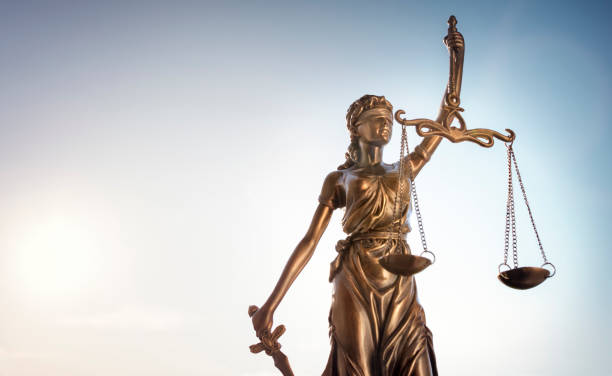 hukum konsep patung lady justice dengan skala keadilan latar belakang langit - neraca timbangan potret stok, foto, & gambar bebas royalti