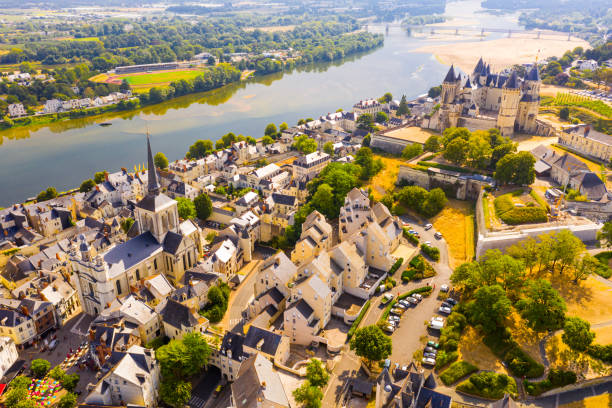vue aérienne de la ville de saumur et du château médiéval de saumur sur les rives de la loire - pays de la loire photos et images de collection