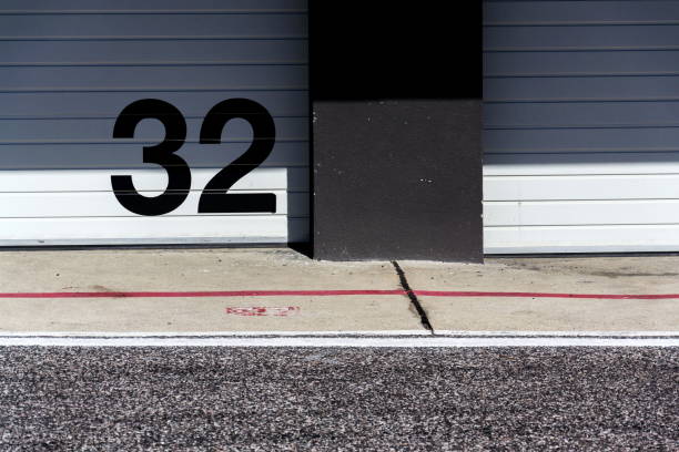 белый металлический гараж с большим че�рным номером на двери, солнечный летний день, копия пространства - number 3 number plate metal стоковые фото и изображения