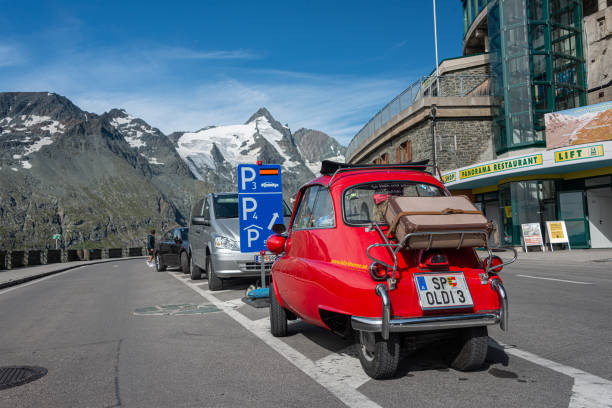 piccolo rosso classico bmw isetta 300 - collectors car antiquities ancient past foto e immagini stock