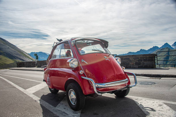 리틀 레드 클래식 bmw isetta 300 - collectors car antiquities ancient past 뉴스 사진 이미지