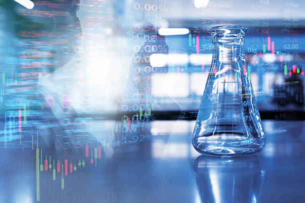 frasco de vidro de ciência única com cientista de dupla exposição segurando tubo em laboratório azul química com fundo de informações do mercado de ações - biotecnologia - fotografias e filmes do acervo