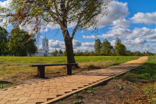 automne doré dans le village de konstantinovo, région de ryazan, avec vue sur l’église de kazan construite au 18ème siècle. - oka river photos et images de collection