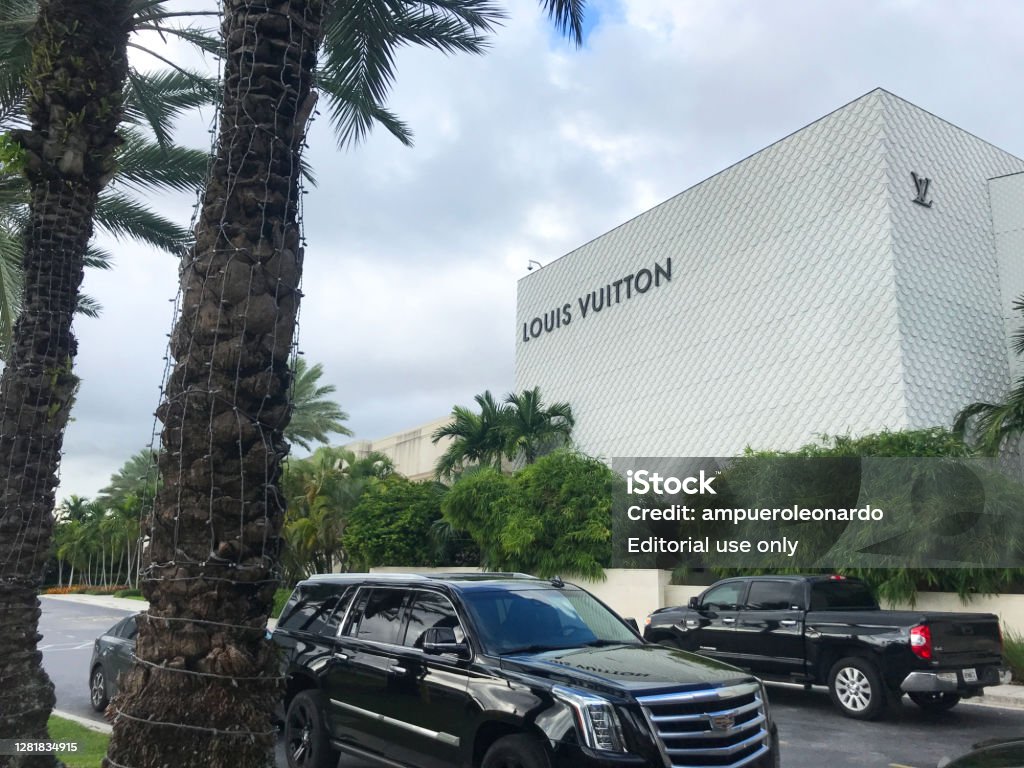 Aventura Shopping Mall Entrance View From The Parking Lot Stock Photo -  Download Image Now - iStock