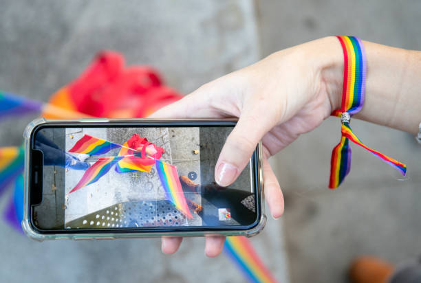 무지개 깃발의 사진을 찍는 작물 여자 - gay pride wristband rainbow lgbt 뉴스 사진 이미지