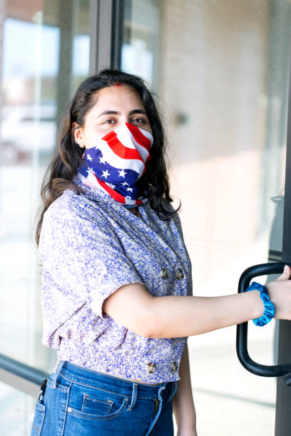 nepalska młoda kobieta nosi czerwoną, białą i niebieską maskę na twarz podczas zakupów w amerykańskim centrum handlowym ze striptizem - customs emigration and immigration prevent entrance zdjęcia i obrazy z banku zdjęć