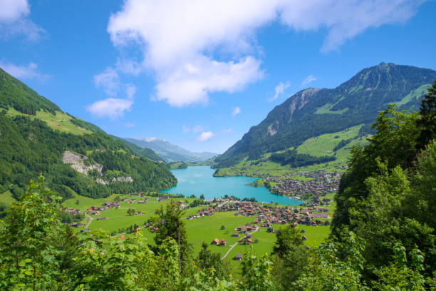 ルツェルンとインターラーケン、スイスの間のブルニッヒ峠からランガーン湖渓谷 - brienz bernese oberland village lake ストックフォトと画像