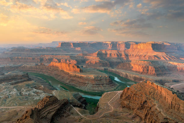 lever de soleil au-dessus du fleuve colorado dans le paysage d’usa de sud-ouest d’utah - grand canyon photos et images de collection