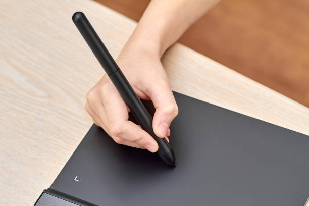 dziewczyna rysuje na tablecie graficznym z piórem. zbliżenie, selektywne ustawianie ostrości - digital tablet digitized pen laptop black zdjęcia i obrazy z banku zdjęć