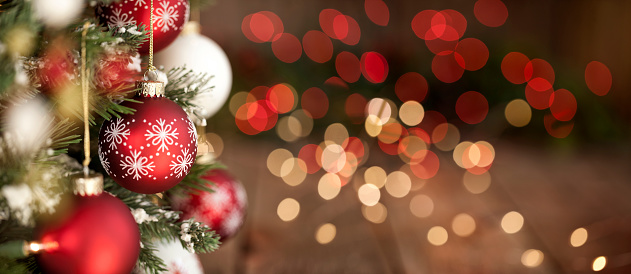 istock Adornos de árbol de Navidad, rojos y blancos contra un fondo de luces desenfocadas 1281862582