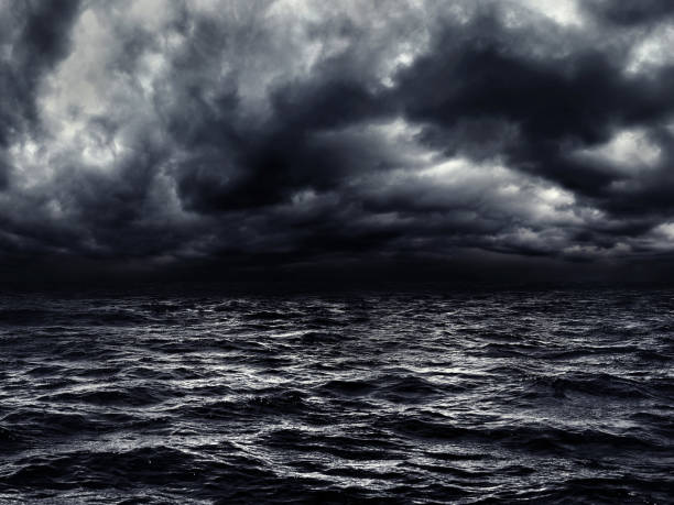 dark stormy sea with a dramatic cloudy sky - tempestade imagens e fotografias de stock