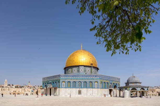 mesquita de al-aqsa, o santuário do islã em jerusalém. cúpula da rocha, localizada no monte do templo, na cidade velha. - dome of the rock - fotografias e filmes do acervo