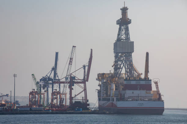 kanuni navire de forage est dans le port de haydarpasa à istanbul, turquie sur octobre 23, 2020. - drillship photos et images de collection