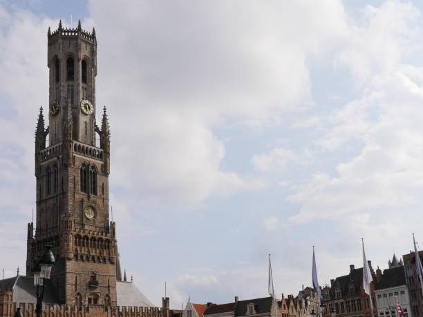 wieża na dużym rynku o nazwie belfried, 83 metrów wysokości, zawiera 47 - belfried zdjęcia i obrazy z banku zdjęć
