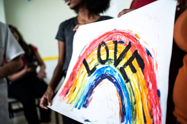 étudiants faisant une présentation sur les droits lgbtqi à l’école - presentation poster student classroom photos et images de collection