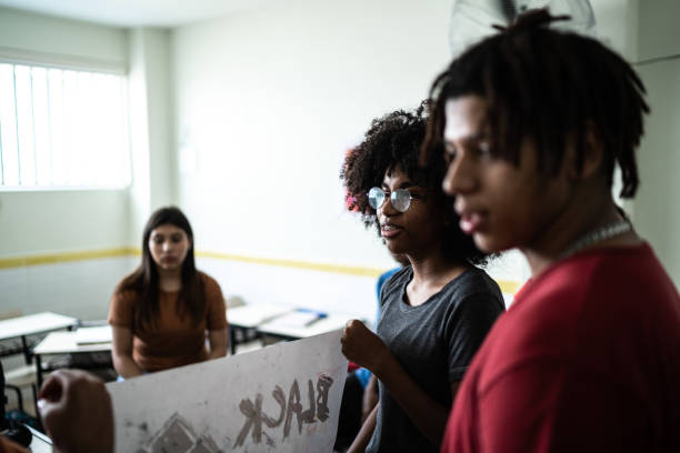 studenti che fanno una presentazione sul razzismo - presentation poster student classroom foto e immagini stock