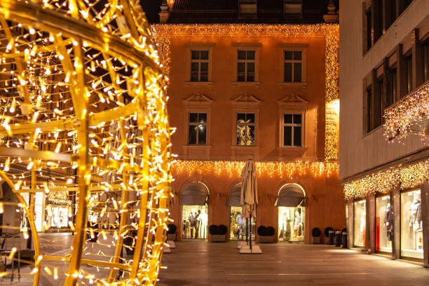 piazza decorated with christmas lights near traditional famous christmas market (christkindlmarkt) at merano, south tyrol/italy - merano imagens e fotografias de stock