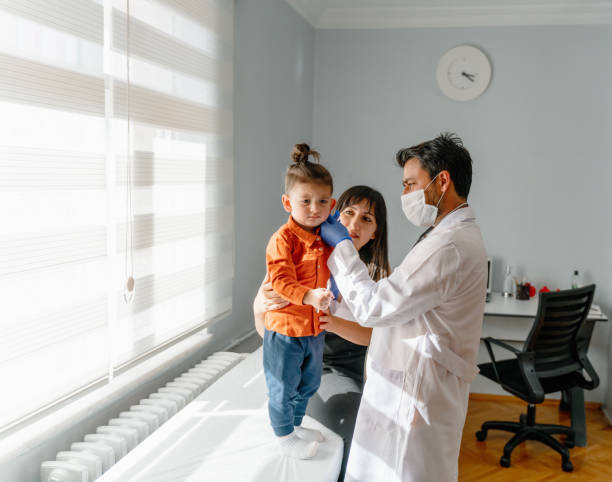 pediatrician's office - criança de 1 a 2 anos imagens e fotografias de stock