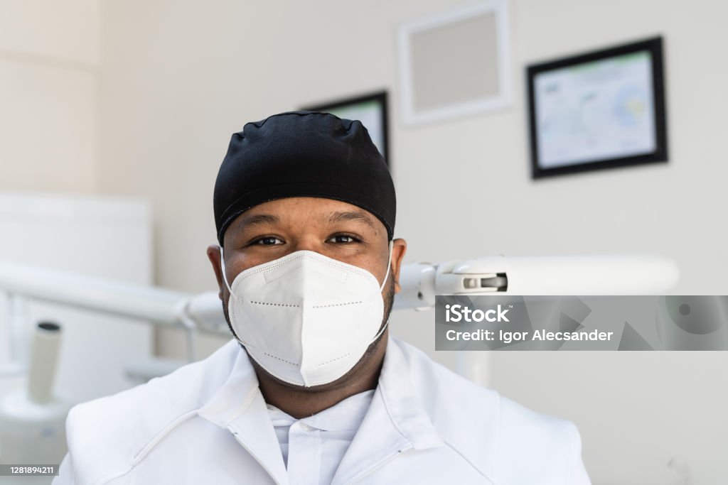 Dentist using a kn95 face mask Dentist wearing a kn95 face mask Dentist Stock Photo
