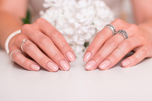 Manos femeninas con uñas de manicura de boda photo