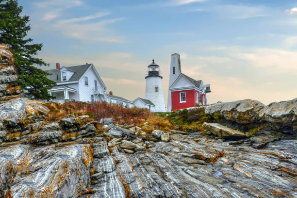 lighthouse and rocky maine coast-pemaquid point maine - maine lighthouse pemaquid peninsula pemaquid point lighthouse imagens e fotografias de stock