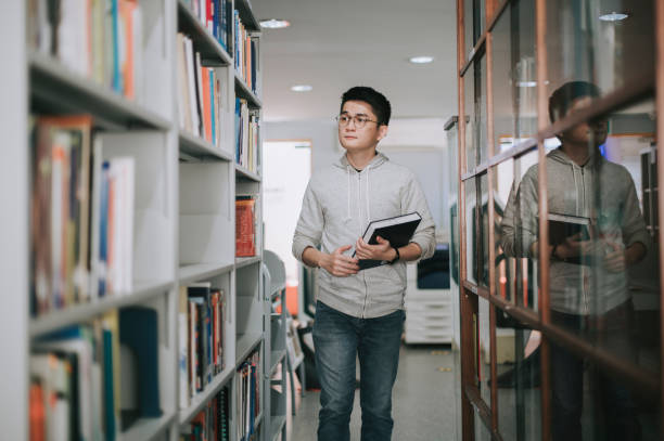 図書館で勉強しているアジアの大学生 - bookstore student chinese ethnicity book ストックフォトと画像