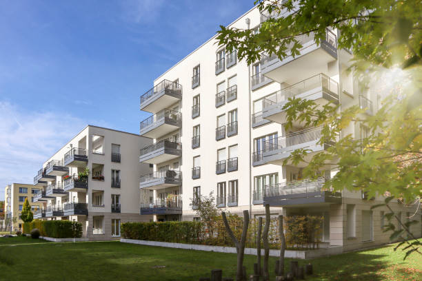 cityscape with modern residential area, new apartment buildings and green courtyard with pedestrian walkway and trees in autumn - condominium complex imagens e fotografias de stock