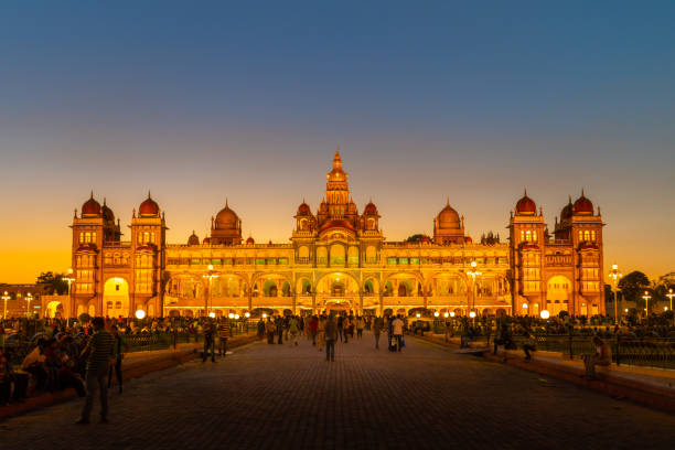 el palacio de mysore por la noche en mysore, en el sur de la india. - mysore fotografías e imágenes de stock