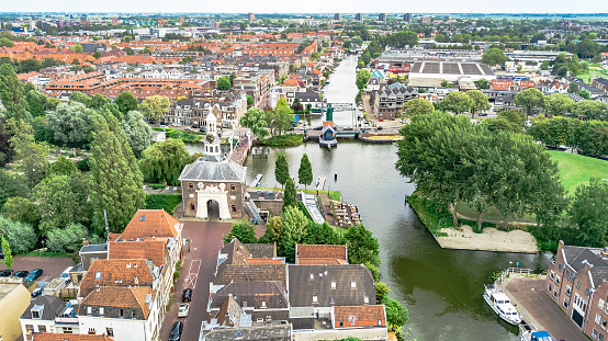 Vista aérea de drones del paisaje urbano de la ciudad de Leiden desde arriba, típico horizonte urbano holandés con canales y casas, Holanda, Países Bajos photo