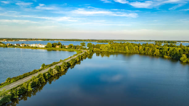 vista aérea de drones de la carretera de la autopista y carril bici en la presa del pólder, tráfico de coches desde arriba, holanda del norte, países bajos - netherlands dyke polder aerial view fotografías e imágenes de stock