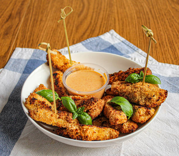 prato de dedos de frango com palitos de dente para comer em um jantar. dedos de frango cozidos saudáveis. - file sharing - fotografias e filmes do acervo