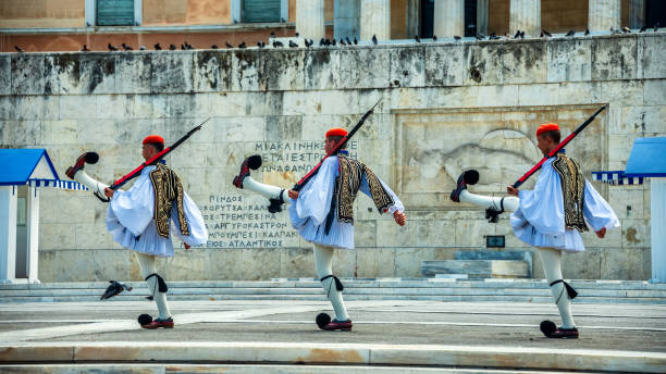 mudança dos guardas na grécia de atenas - the erechtheum - fotografias e filmes do acervo