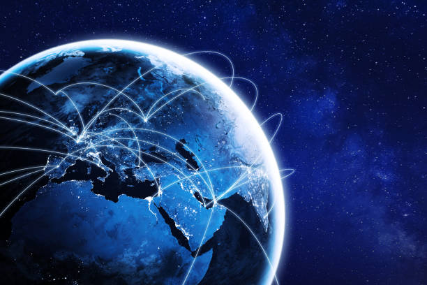 connessioni intorno al pianeta terra viste dallo spazio di notte, città collegate in tutto il mondo da linee lucide, viaggi internazionali o finanza commerciale globale, connettività mondiale, elementi della nasa - globe global communications earth planet foto e immagini stock