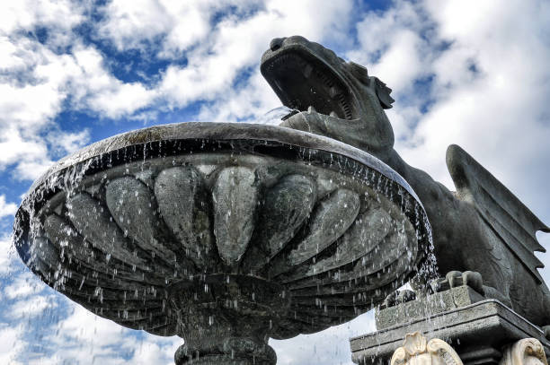 lindworm fountain - symbol miasta klagenfurt w austrii - lindworm zdjęcia i obrazy z banku zdjęć