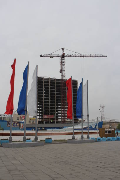 russian flags national tricolor over an unfinished destroyed building on marx square - 5548 imagens e fotografias de stock