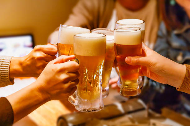 居酒屋で乾杯する多くの人々の手とマグビール - 乾杯 ストックフォトと画像