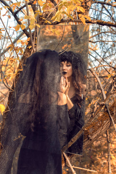 sposa nera in vacanza ad halloween - fashion gothic style lace women foto e immagini stock