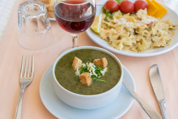 green cream soup from spinach with croutons, cheese and fresh parsley - basil tomato soup food and drink imagens e fotografias de stock