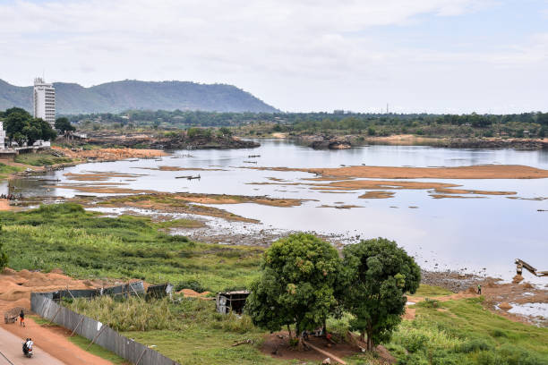 oubangui river view während der trockenzeit in bangui, zentralafrikanische republik - bangui stock-fotos und bilder