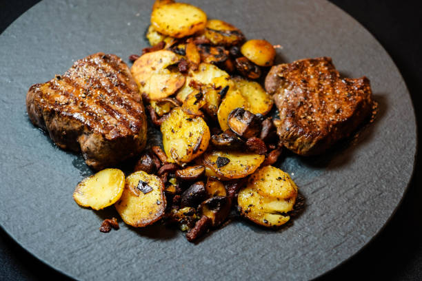 steak with mushrooms - steak plate gourmet beef imagens e fotografias de stock