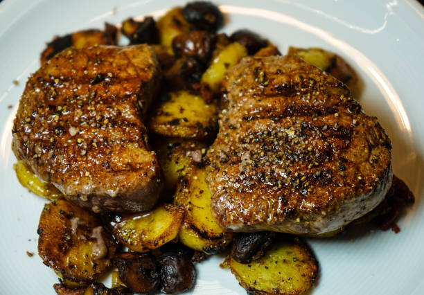 steak with mushrooms - steak plate gourmet beef imagens e fotografias de stock