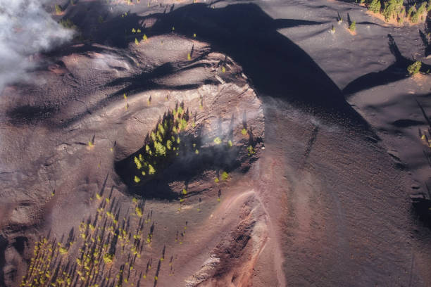 vue aérienne du paysage volcanique. cratère volcanique à tenerife, îles canaries, espagne. image de haute qualité - dormant volcano photos et images de collection