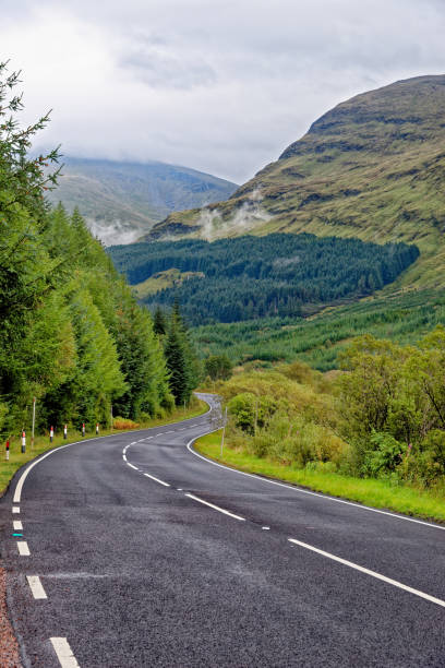 strada di campagna - argyll e bute - scozia - dumfries and galloway foto e immagini stock